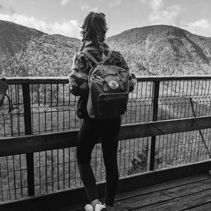 Meet your Posher, Lau